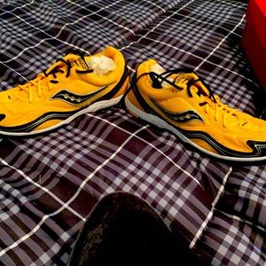 Saucony tennis shoes